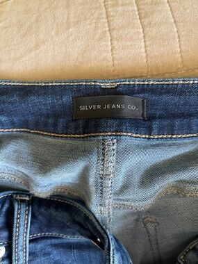 Silver Jeans Co. women’s Medium to Dark Blue Denim Jeans